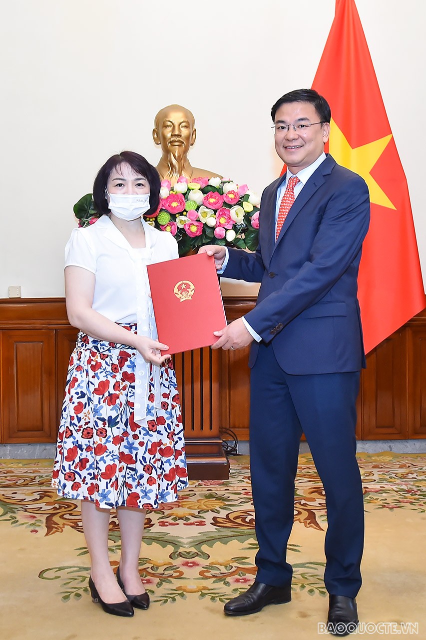 Thứ trưởng Ngoại giao Phạm Quang Hiệu trao quyết định bổ nhiệm bà Đoàn Thị Toan, giữ chức Phó Trưởng Ban chuyên trách Ban Tổ chức Đảng ủy Bộ.