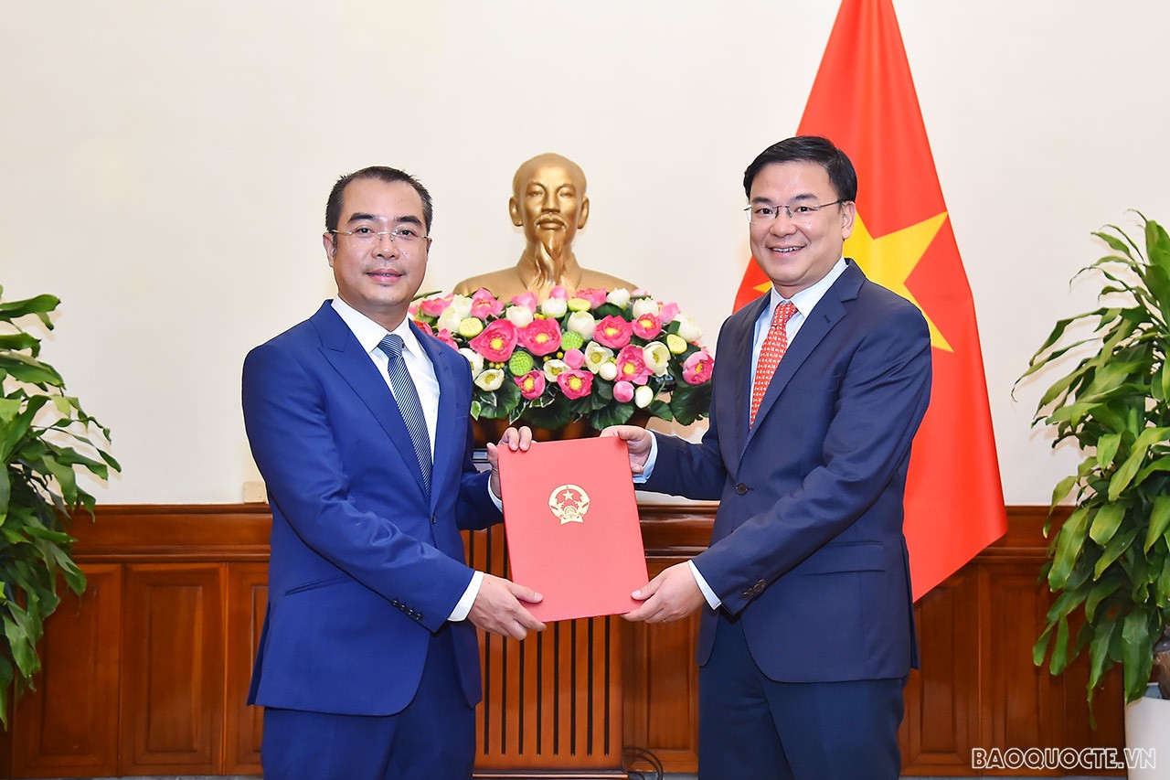 Thứ trưởng Ngoại giao Phạm Quang Hiệu trao quyết định bổ nhiệm ông Nguyễn Chí Hiếu, giữ chức Phó Trưởng Ban chuyên trách Ban Tổ chức Đảng ủy Bộ.
