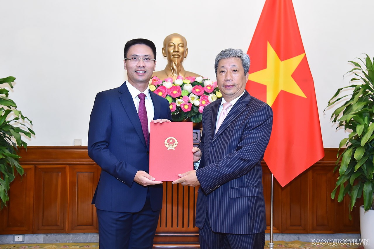 Trong ngày, Vụ trưởng Vụ Tổ chức Cán bộ Trần Ngọc An trao quyết định công nhận ông Phạm Quang Anh là Tập sự Phó Vụ trưởng Vụ Tổ chức Cán bộ.