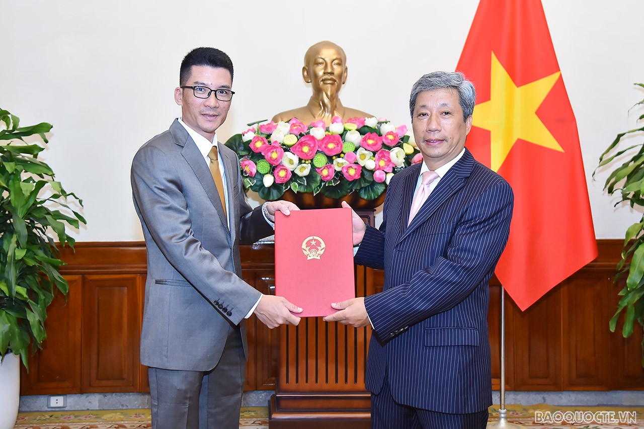 Vụ trưởng Vụ Tổ chức Cán bộ Trần Ngọc An trao quyết định công nhận ông Nguyễn Trần Bảo Châu, là Tập sự Phó Vụ trưởng Vụ Đông Bắc Á.