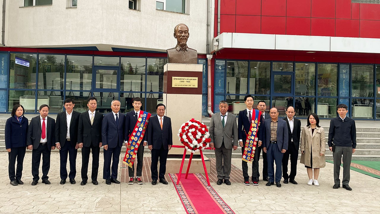 Bộ trưởng Nông nghiệp và Phát triển Nông thôn Lê Minh Hoan thăm trường mang tên Hồ Chí Minh tại Mông Cổ