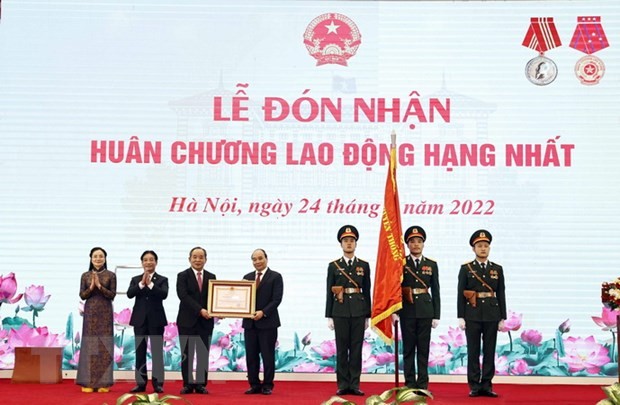 Chủ tịch nước Nguyễn Xuân Phúc trao tặng Huân chương Lao động hạng Nhất cho Văn phòng Chủ tịch nước.