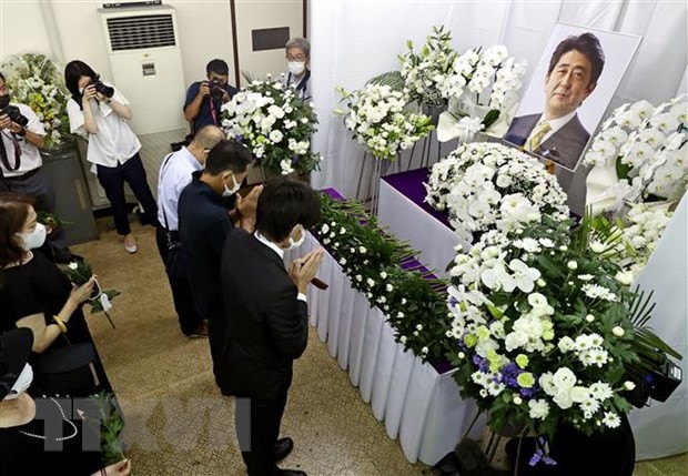 Lễ Quốc tang cho cố Thủ tướng Abe sẽ diễn ra ngày 27/9 tại Võ Đạo quán Nhật Bản (Nippon Budokan) ở trung tâm thủ đô Tokyo. Trong ảnh: Người dân đặt hoa tưởng niệm cố Thủ tướng Abe tại Shimonoseki, tỉnh Yamaguchi ngày 12/7. (Nguồn: Kyodo/TTXVN)