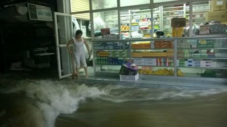 Video mưa lớn gây lũ lụt kinh hoàng tại Quảng Bình