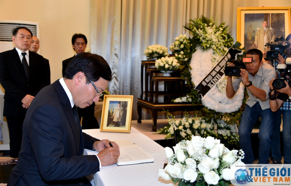 Phó Thủ tướng Phạm Bình Minh viếng Nhà Vua Thái Lan Bhumibol Adulyadej