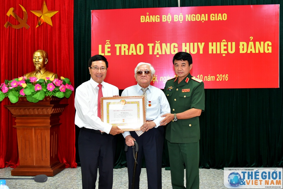 dang uy bo ngoai giao trao tang huy hieu 70 50 40 va 30 nam tuoi dang