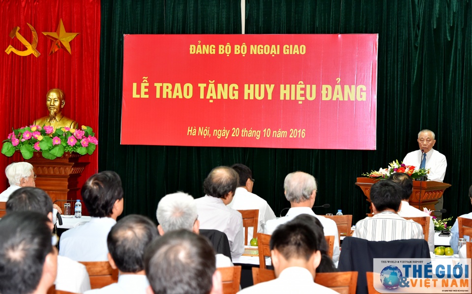 dang uy bo ngoai giao trao tang huy hieu 70 50 40 va 30 nam tuoi dang