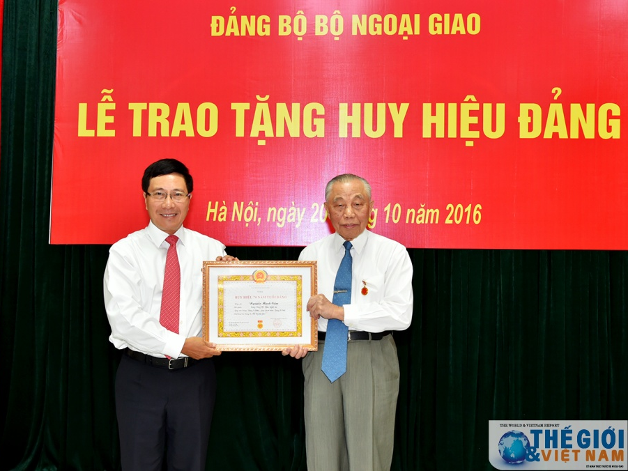 Đảng ủy Bộ Ngoại giao trao tặng Huy hiệu 70, 50, 40 và 30 năm tuổi Đảng