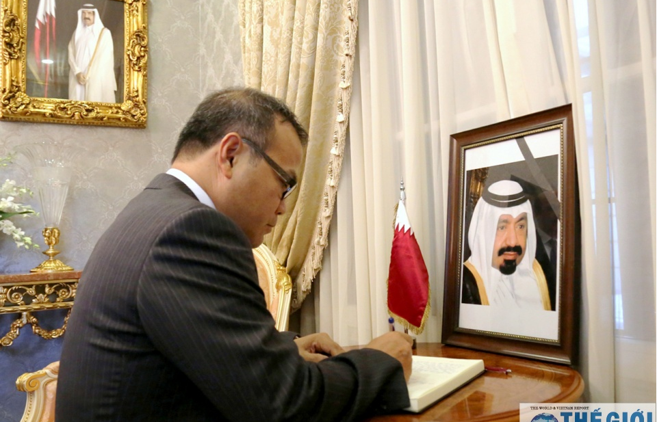 Lãnh đạo Bộ Ngoại giao viếng cựu Quốc vương Qatar