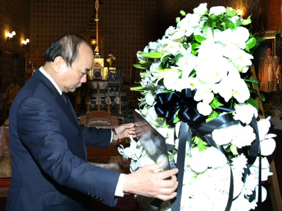 Thủ tướng Nguyễn Xuân Phúc viếng Nhà vua Thái Lan