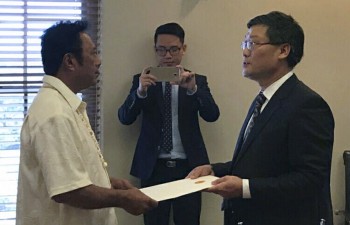 Đại sứ Lý Quốc Tuấn trình Quốc thư lên Tổng thống Palau