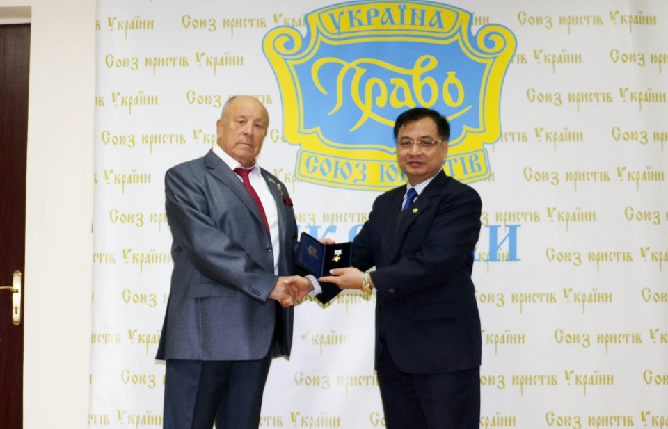 Đại sứ Nguyễn Anh Tuấn đón nhận Huy chương Nhà nước pháp quyền và công lý