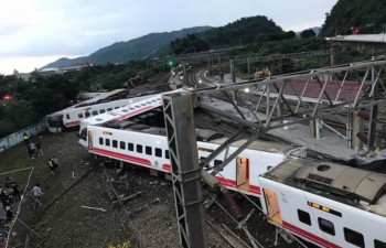 Tàu hỏa trật đường ray, ít nhất 17 người tử vong tại Đài Loan