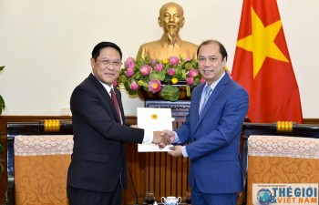 Trao Giấy chấp nhận Lãnh sự cho Tổng Lãnh sự mới của Lào tại Đà Nẵng