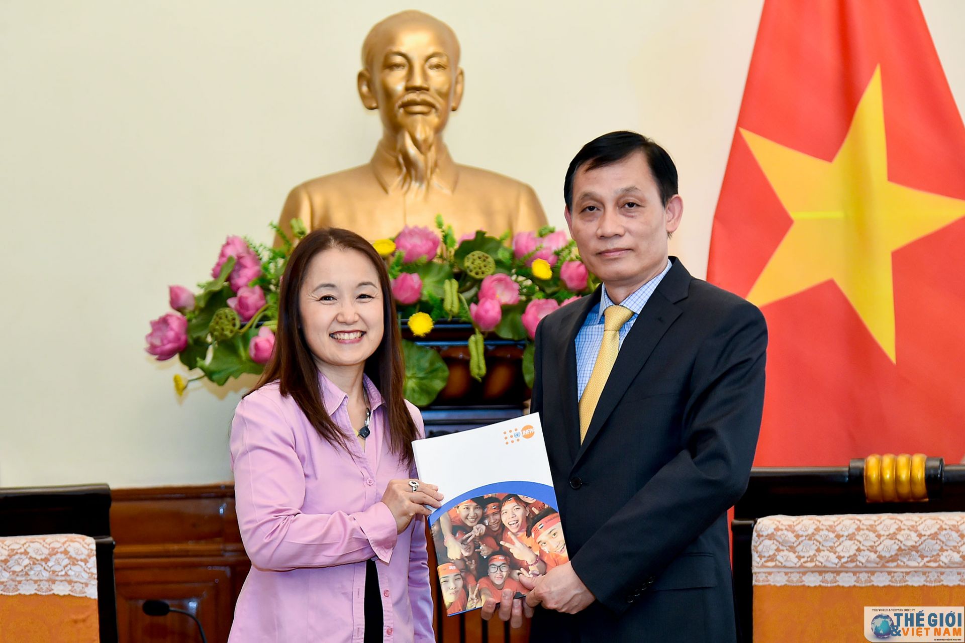 thu truong ngoai giao le hoai trung tiep tan truong dai dien unfpa tai viet nam trinh thu uy nhiem