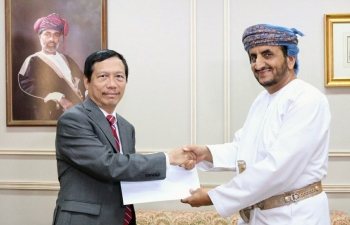 Đại sứ Vũ Viết Dũng trao bản sao Thư uỷ nhiệm tại Bộ Ngoại giao Oman