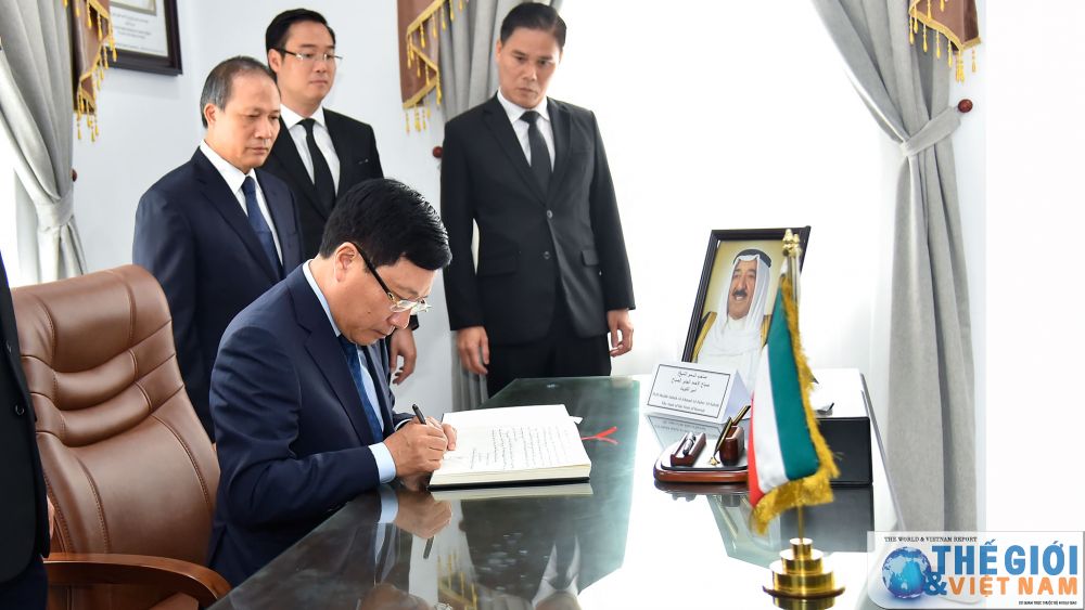 Phó Thủ tướng Phạm Bình Minh ghi sổ tang, viếng Quốc vương Kuwait từ trần