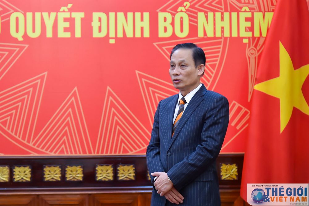 Thứ trưởng Ngoại giao Lê Hoài Trung trao quyết định bổ nhiệm, điều động cán bộ cấp Vụ