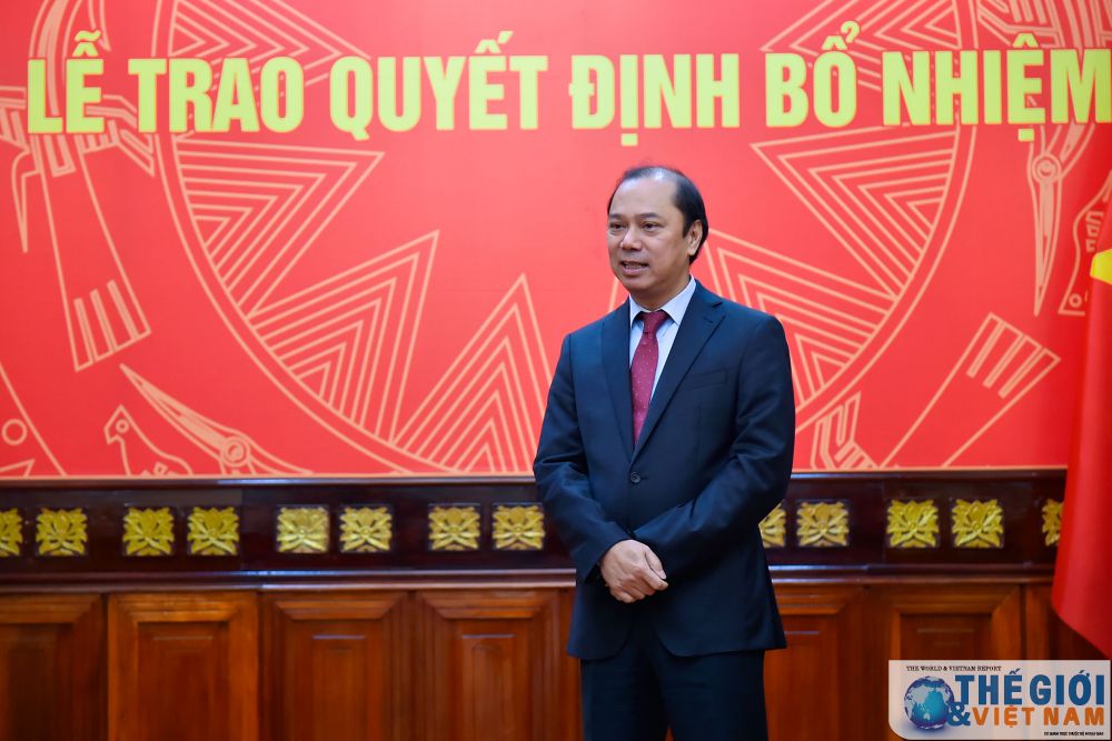 Thứ trưởng Ngoại giao Nguyễn Quốc Dũng trao quyết định phân công cán bộ cấp Vụ