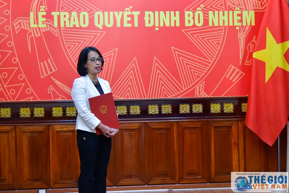Thứ trưởng Ngoại giao Nguyễn Quốc Dũng trao quyết định phân công cán bộ cấp Vụ