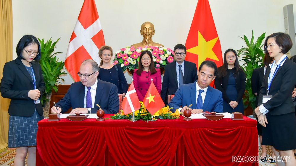 Việt Nam-Đan Mạch ký Hiệp định về vấn đề lao động của thân nhân thành viên cơ quan đại diện ngoại giao