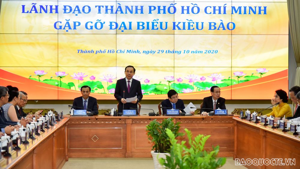 bi thu thanh uy nguyen van nen xay dung tp ho chi minh tro thanh do thi thong minh sang tao