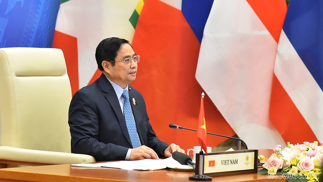 Prime Minister attends five conferences on first day of 38th, 39th ASEAN Summits and Related Summits