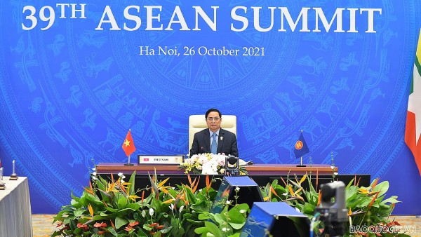 Prime Minister attends five conferences on first day of 38th, 39th ASEAN Summits and Related Summits