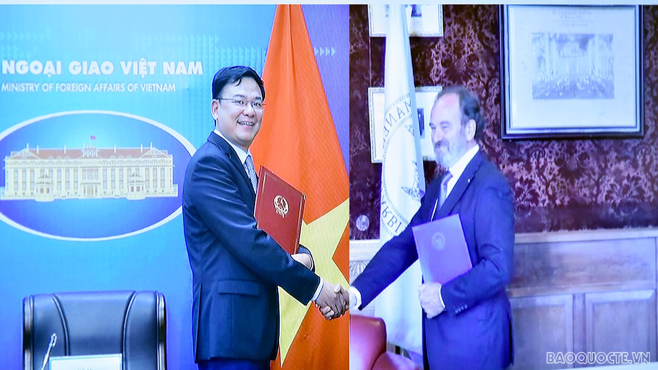 Ngày 27/10, tại Trụ sở Bộ Ngoại giao đã diễn ra lễ ký thỏa thuận giữa Chính phủ Việt Nam và Tòa Trọng tài thường trực (PCA) về việc thành lập văn phòng đại diện của PCA tại Việt Nam dưới hình thức trực tuyến.Thứ trưởng Ngoại giao Phạm Quang Hiệu và Tổng t