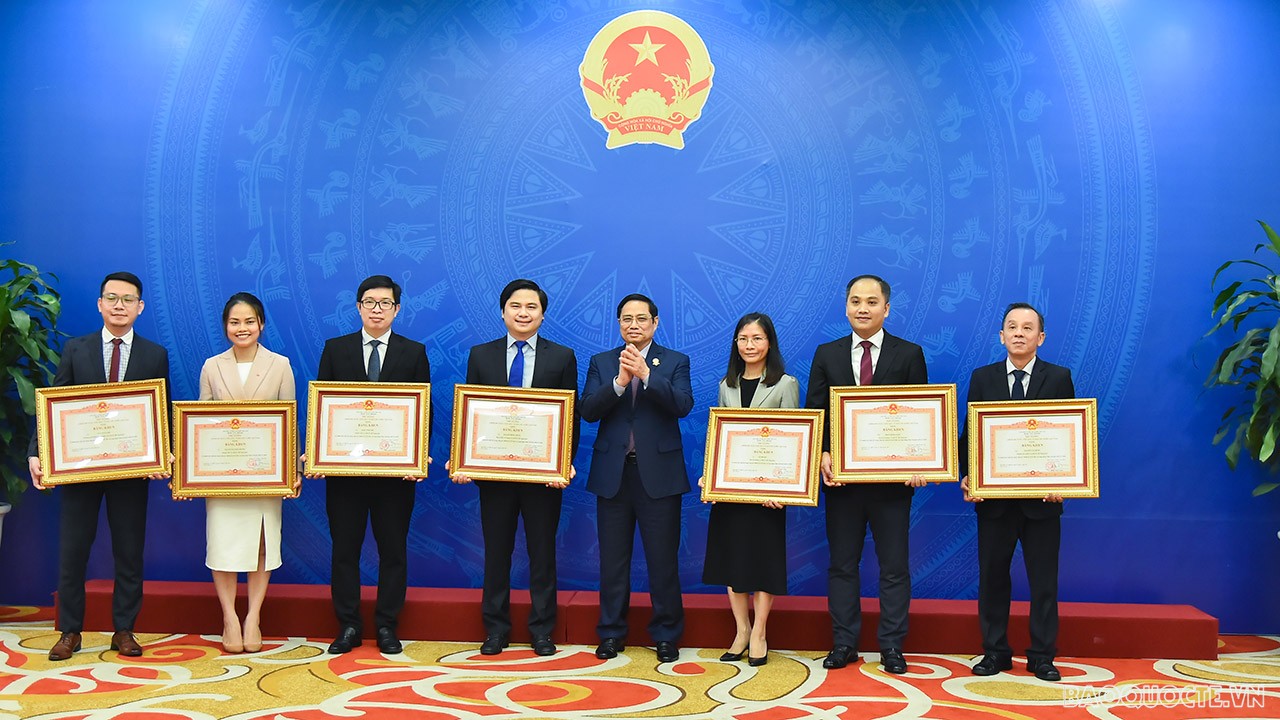 Thủ tướng Chính phủ Phạm Minh Chính trao tặng Bằng khen của Thủ tướng Chính phủ cho các cá nhân.