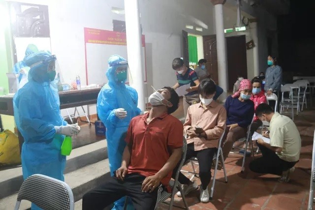 Nhân viên y tế Bắc Giang lấy mẫu xét nghiệm cho công nhân. (Nguồn: suckhoedoisong.vn)