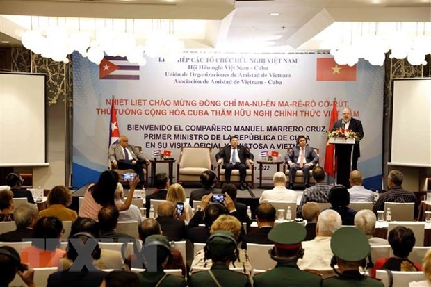 Thủ tướng Cuba Manuel Marrero Cruz đã gặp gỡ thân mật lãnh đạo và các hội viên Hội Hữu nghị Việt Nam-Cuba. 