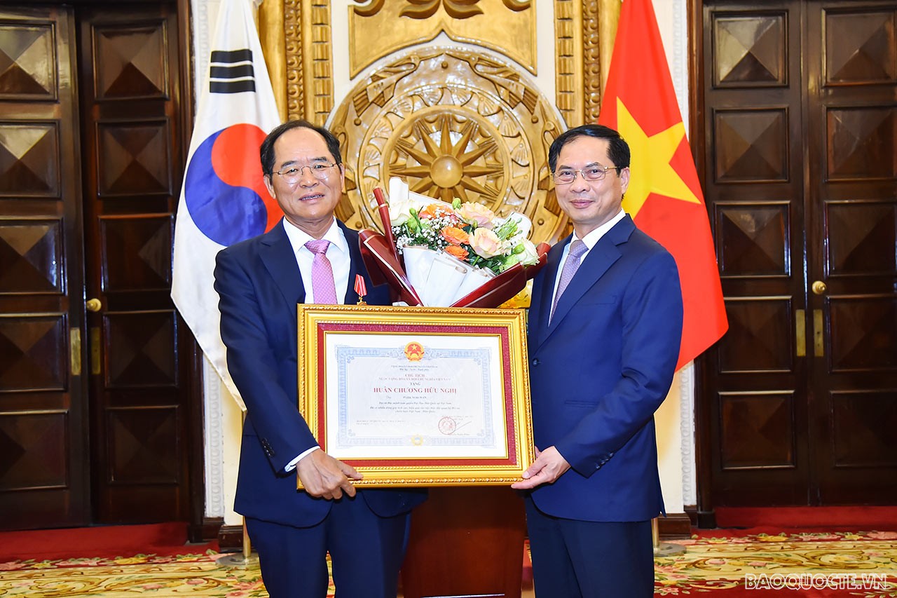 Trao Huân chương Hữu nghị cho Đại sứ Hàn Quốc tại Việt Nam Park Noh Wan