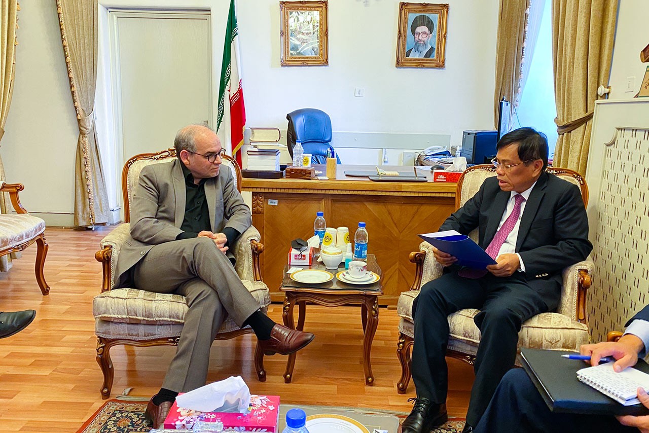 Đại sứ Lương Quốc Huy đã có buổi gặp làm việc với Vụ trưởng Vụ hợp tác Kinh tế Quốc tế và Đa phương Alavi Sabzevari. 