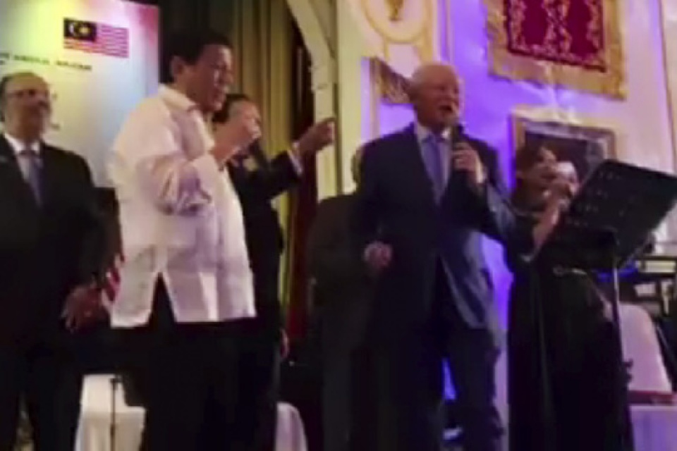 tong thong philippines dua ngoai giao karaoke toi malaysia