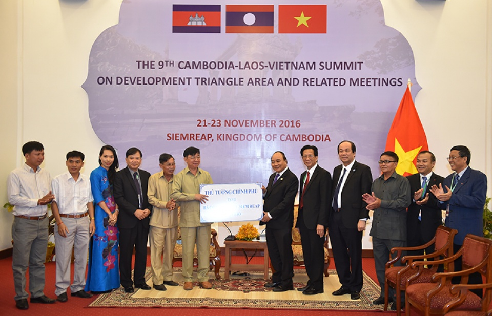 Thủ tướng tặng gạo cho bà con Việt kiều nghèo ở Siem Reap