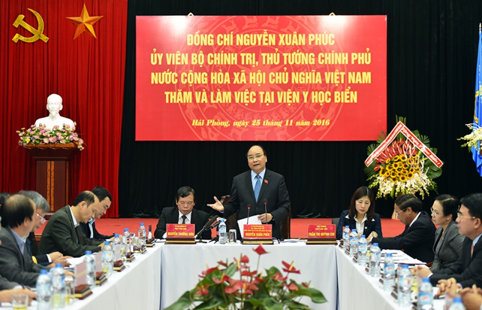 Thủ tướng Nguyễn Xuân Phúc làm việc với Viện Y học Biển