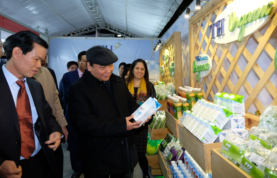 Thủ tướng tham quan các sản phẩm đặc trưng của Hà Giang