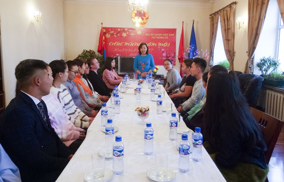 Trao quyết định cho lưu học sinh Mông Cổ học tập tại Việt Nam