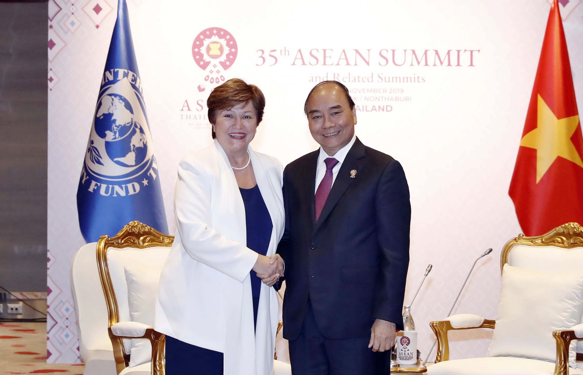 Thủ tướng Nguyễn Xuân Phúc trao đổi song phương bên lề ASEAN 35