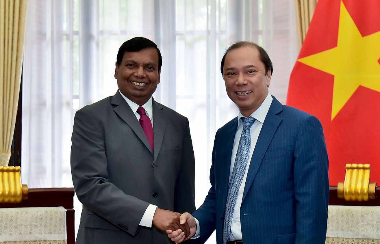Thứ trưởng Ngoại giao Nguyễn Quốc Dũng tiếp tân Đại sứ Sri Lanka chào xã giao