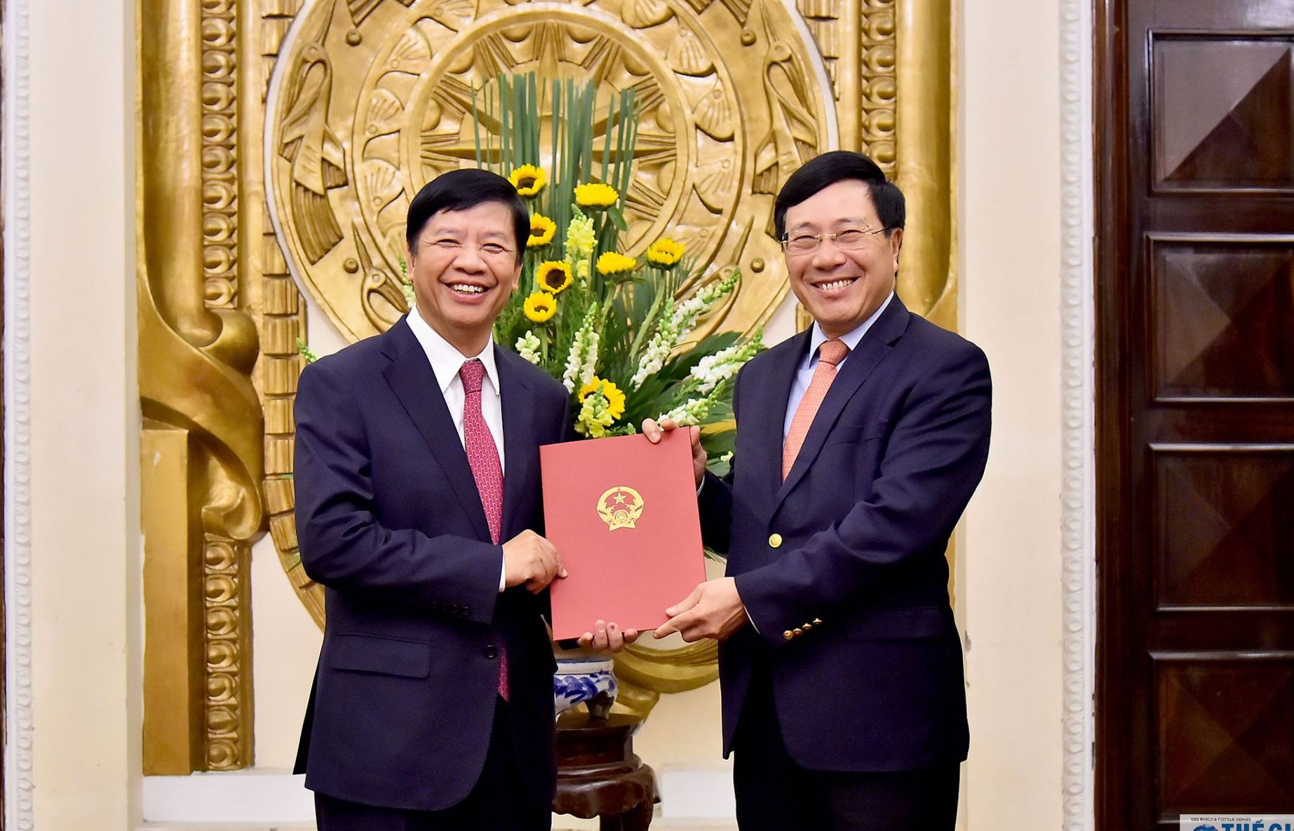 Phó Thủ tướng Phạm Bình Minh trao quyết định nghỉ hưu cho đồng chí Nguyễn Quốc Cường