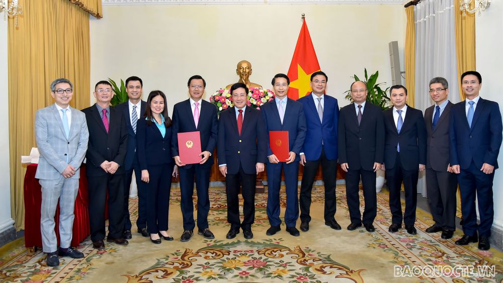 Phó Thủ tướng Phạm Bình Minh trao quyết định bổ nhiệm 2 Tổng Lãnh sự Việt Nam tại nước ngoài