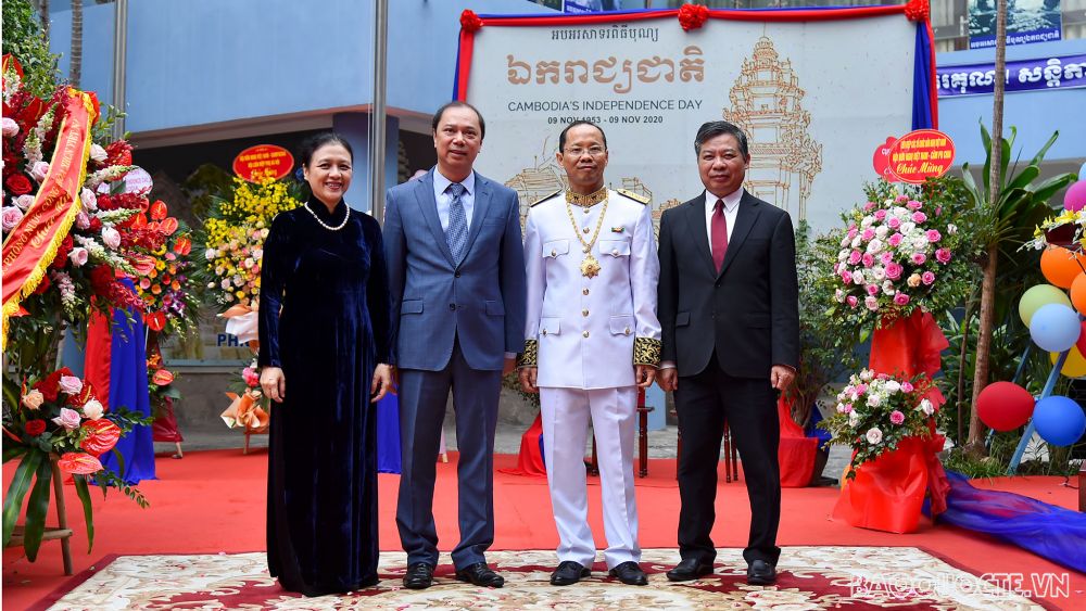 Lễ thượng cờ kỷ niệm 67 năm Quốc khánh Vương quốc Campuchia tại Hà Nội