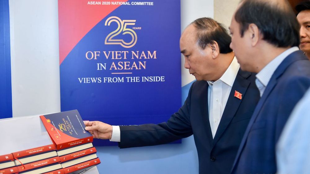 ASEAN 37: Ra mắt phiên bản tiếng Anh cuốn ‘25 năm Việt Nam tham gia ASEAN qua góc nhìn của người trong cuộc’