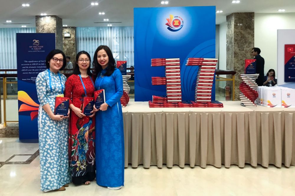 ASEAN 37: Ra mắt phiên bản tiếng Anh cuốn ‘25 năm Việt Nam tham gia ASEAN qua góc nhìn của người trong cuộc’