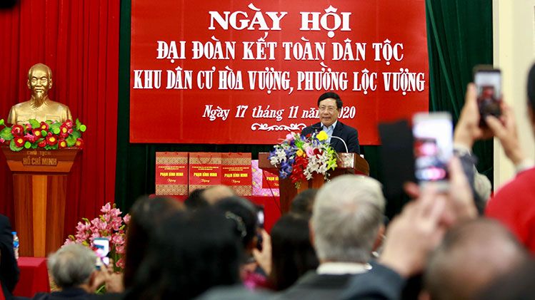 Phó Thủ tướng Phạm Bình Minh chung vui với bà con khu dân cư Hòa Vượng trong Ngày hội Đại đoàn kết dân tộc. 