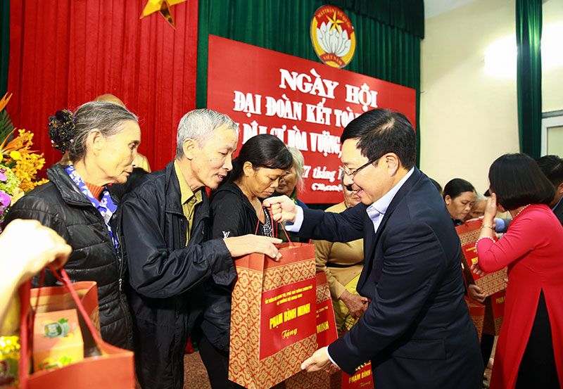 Phó Thủ tướng Phạm Bình Minh tặng quà cho đại diện gia đình chính sách, đối tượng khó khăn.