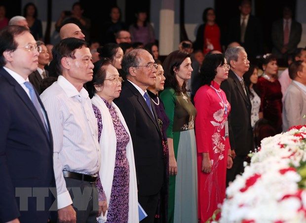 Nguyên Chủ tịch Quốc hội Nguyễn Sinh Hùng cùng các đại biểu thực hiện nghi lễ chào cờ tại Lễ kỷ niệm 70 năm thiết lập quan hệ ngoại giao giữa Việt Nam-Bulgaria. (Ảnh: Lâm Khánh/TTXVN)