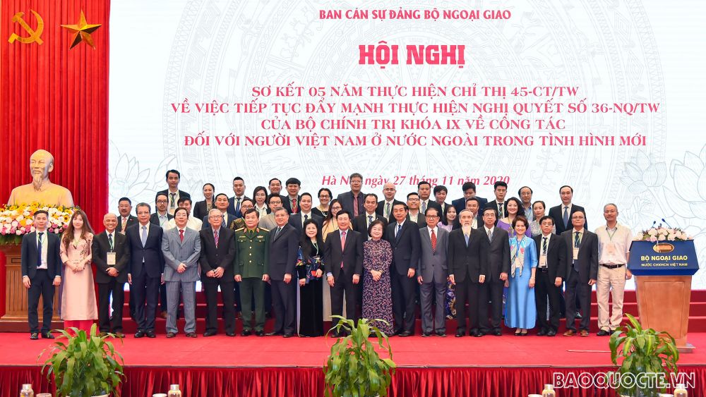 Phó Thủ tướng, Bộ trưởng Ngoại giao Phạm Bình Minh và các vị lãnh đạo chụp ảnh lưu niệm với kiều bào. (Ảnh: Tuấn Anh)